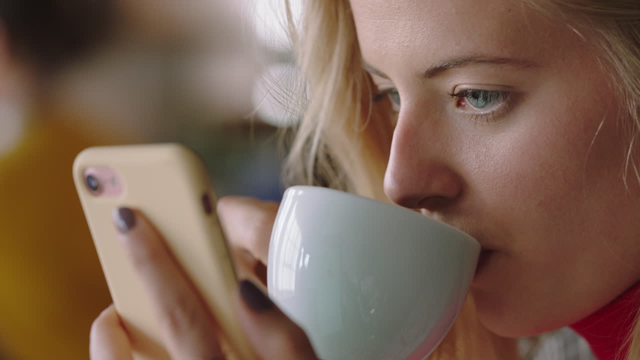 retrato en primer plano de una hermosa mujer rubia que usa un teléfono inteligente en una cafetería bebiendo café enviando mensajes de texto en línea leyendo mensajes de redes sociales en el teléfono móvil disfrutando de un restaurante de estilo de vida relajante