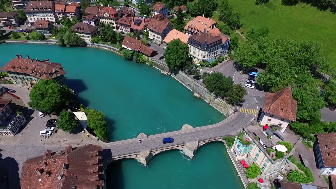 vista aérea con el dron de la antigua ciudad de berna en suiza