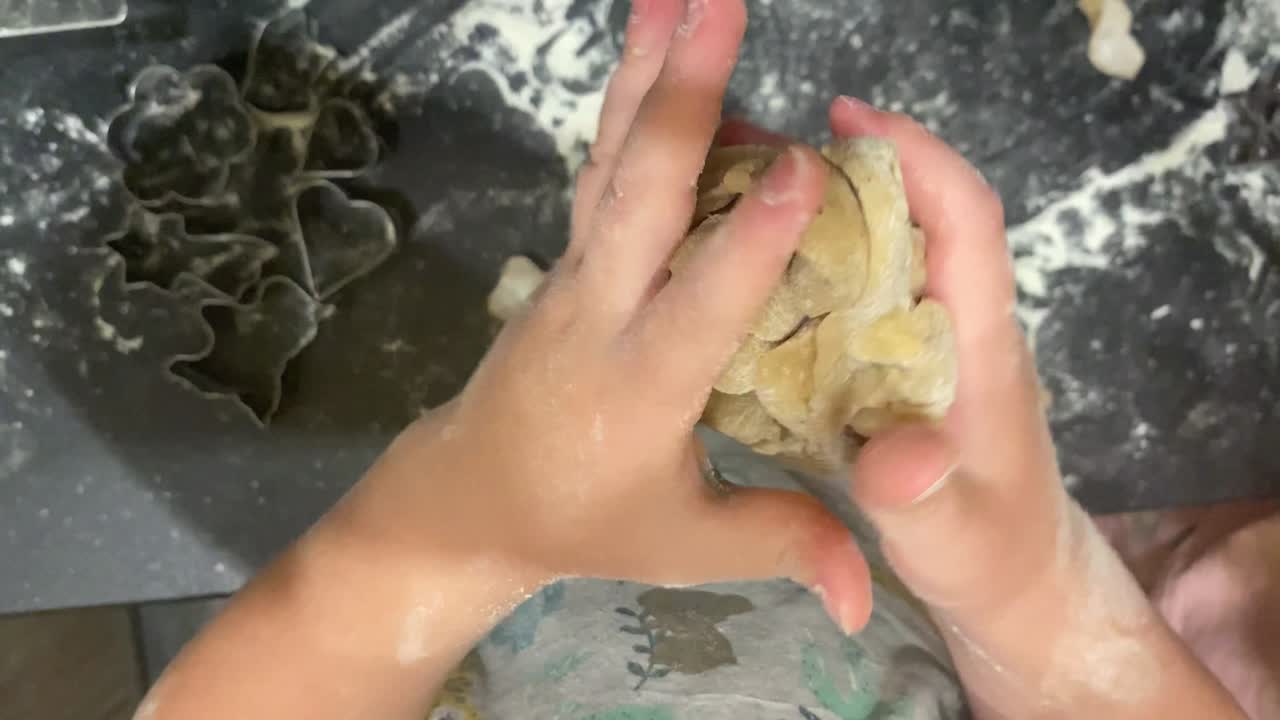 el proceso de hacer galletas de pan de jengibre con moldes para la pascua