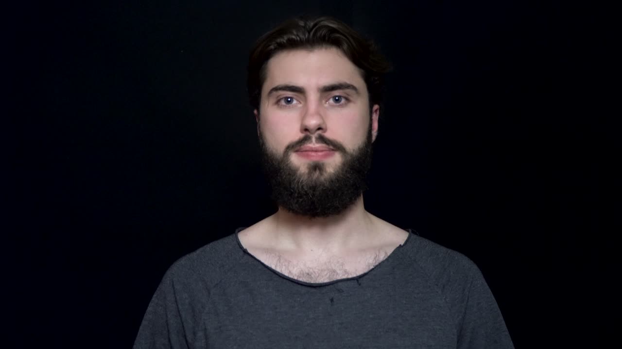 Uomo con espressione a bocca aperta