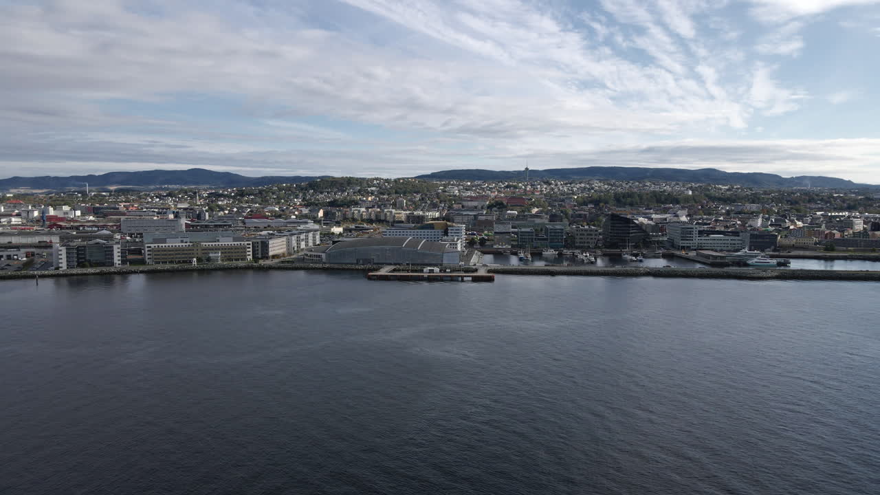 Panoramablick auf die Stadt Trondheim, Gemeinde in Norwegen – Luftaufnahme mit Drohne.