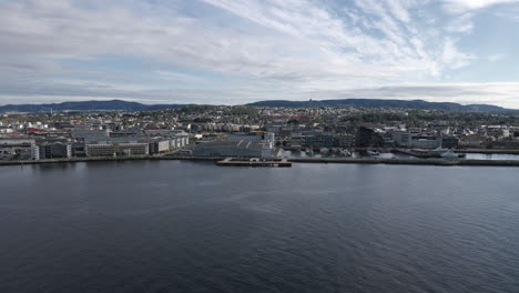 vista panorámica de la ciudad de trondheim, municipio de noruega - toma aérea de drones