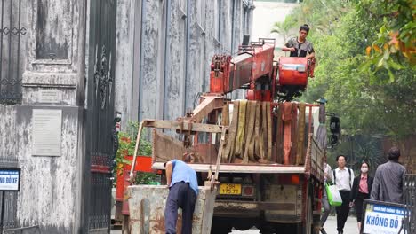 los trabajadores operan una grúa cerca de la entrada de la catedral