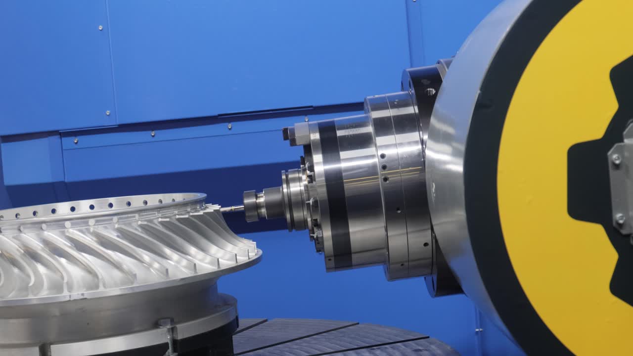 lavorazione dei metalli macchina di fresatura cnc. taglio del metallo tecnologia di lavorazione moderna.