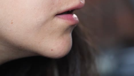 primer plano de una joven sana sosteniendo un vaso bebiendo agua mineral pura transparente y fresca, una mujer hidratando la sed con agua potable