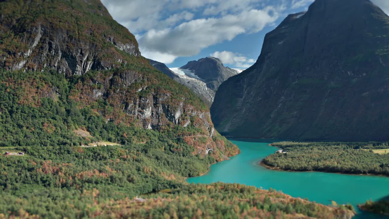 Ripresa aerea di una valle del lago di Loen in Norvegia che si affaccia sul ghiacciaio Jostedasbreen