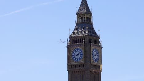 l'aereo vola vicino al big ben a londra.