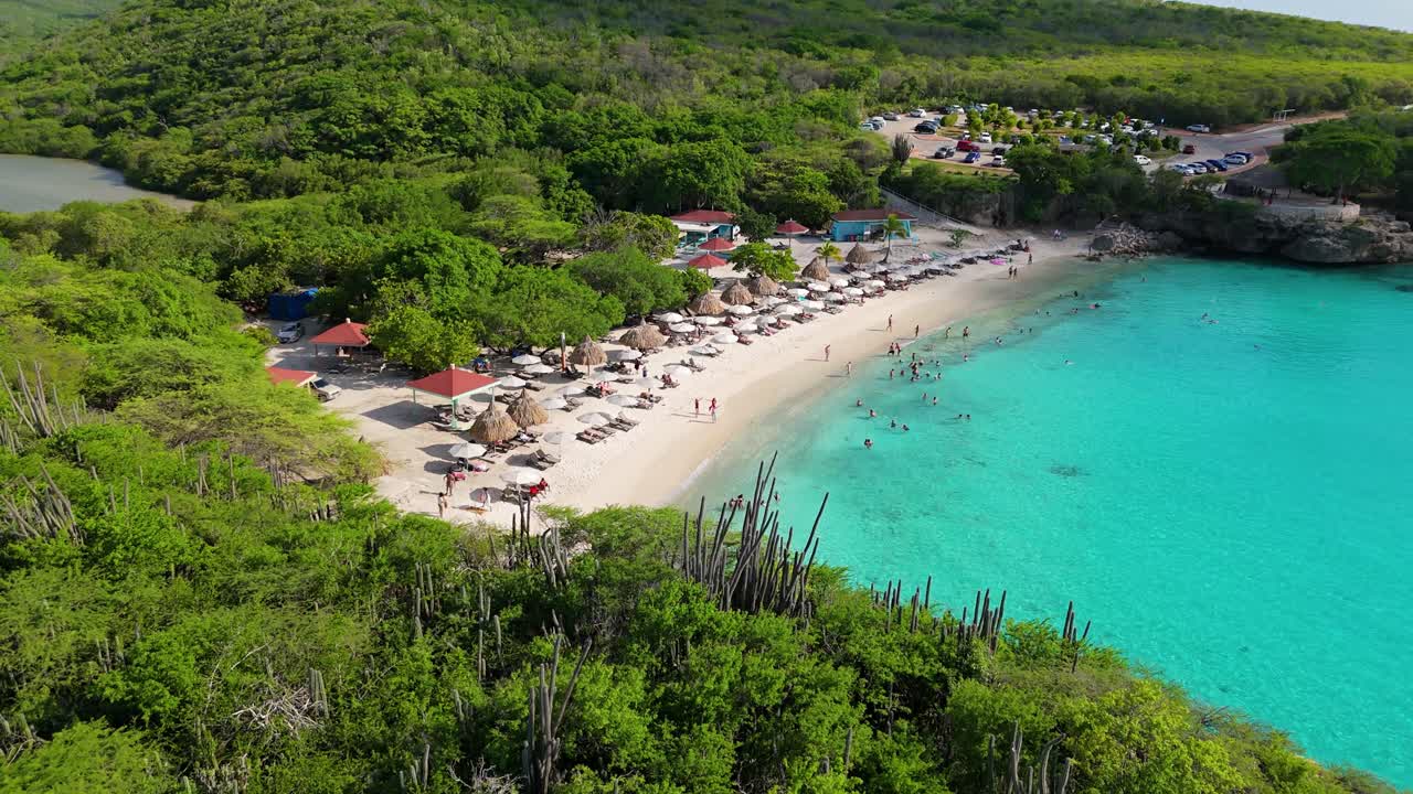 Il drone sale inclinando verso il basso per rivelare la spiaggia di sabbia bianca di Grote Knip, Curaçao