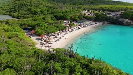 Die-Drohne-Steigt-Auf-Und-Neigt-Sich-Nach-Unten,-Um-Den-Weißen-Sandstrand-Von-Grote-Knip-Curacao-Freizulegen