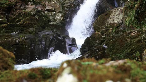 Vista-De-ángulo-Bajo-De-La-Cascada-Que-Cae-En-Cascada-Por-Las-Rocas-En-Cámara-Lenta