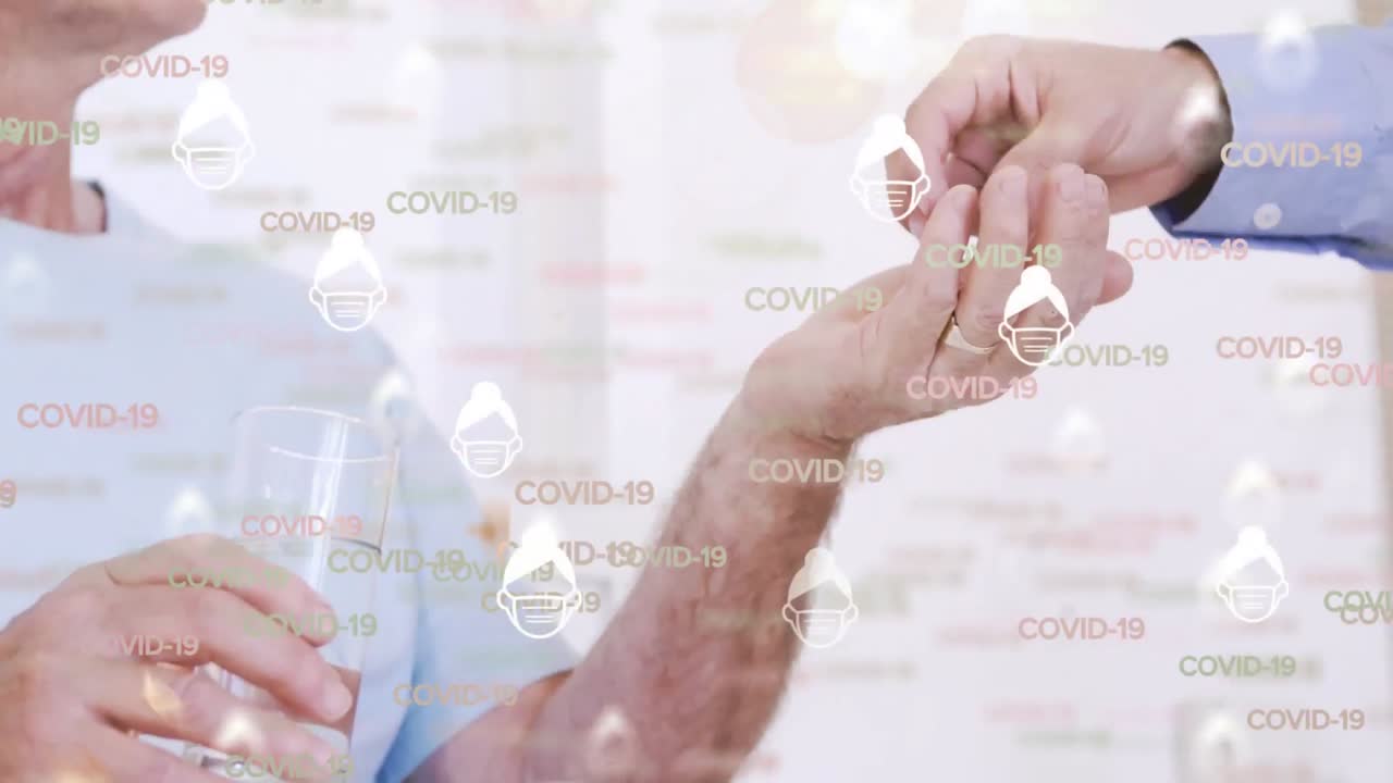 알약을 복용하는 고령 백인 여성 위에 떠다니는 코로나19 단어와 아이콘의 애니메이션