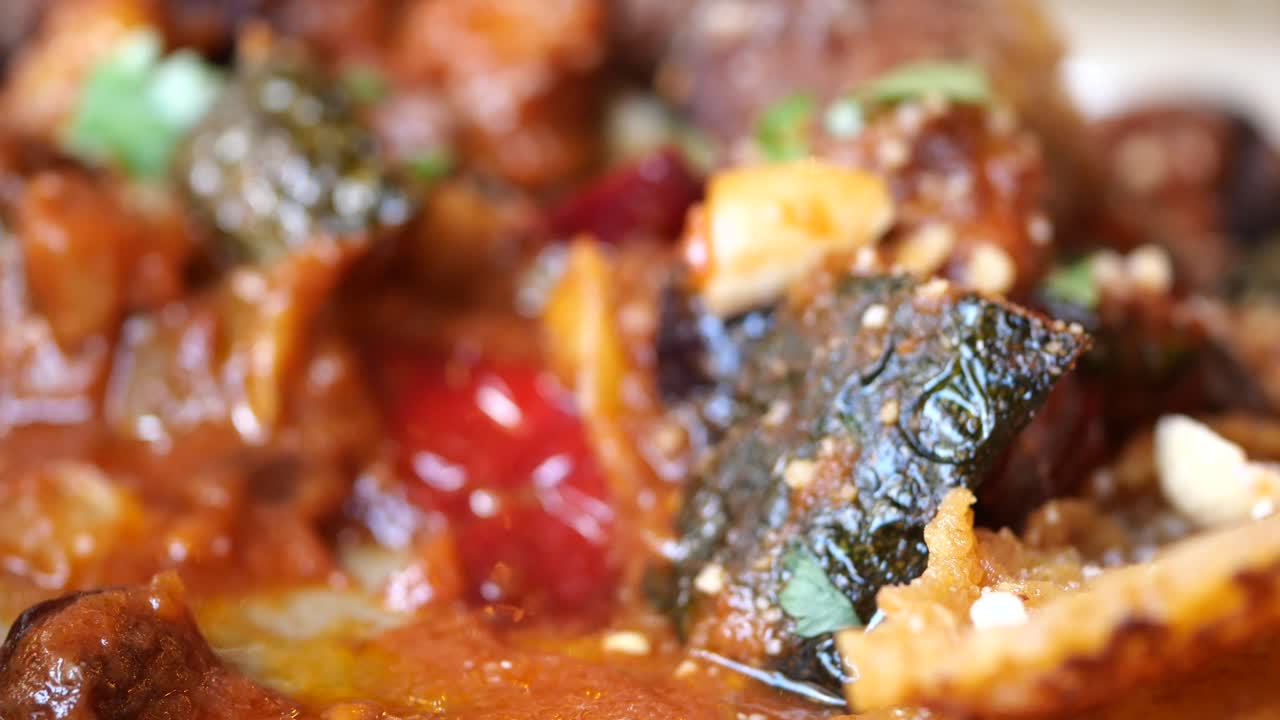 primer plano de albóndigas en salsa de tomate