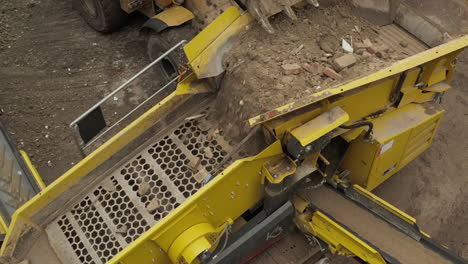 toma aérea de primer plano de la máquina clasificadora de residuos de construcción en un día nublado