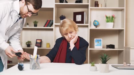older, sad woman called a doctor to measure her oxygen saturation using a pulse oximeter, and with relief, she smiles at the young doctor&#039;s care