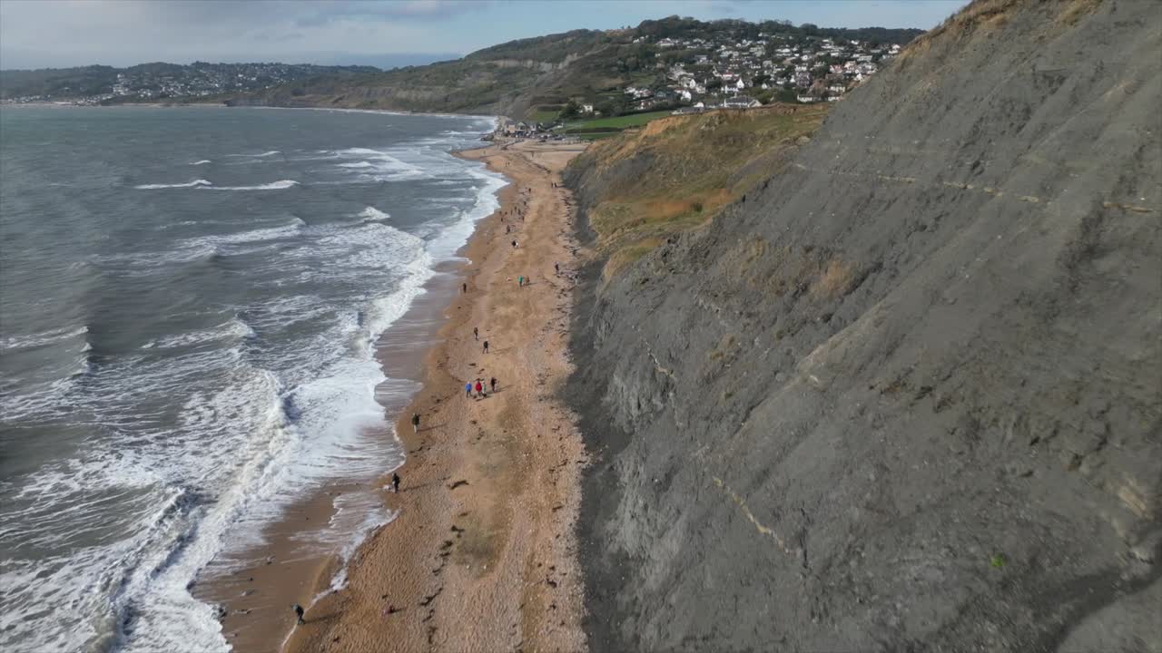 vista aérea volando sobre la playa de charmouth
