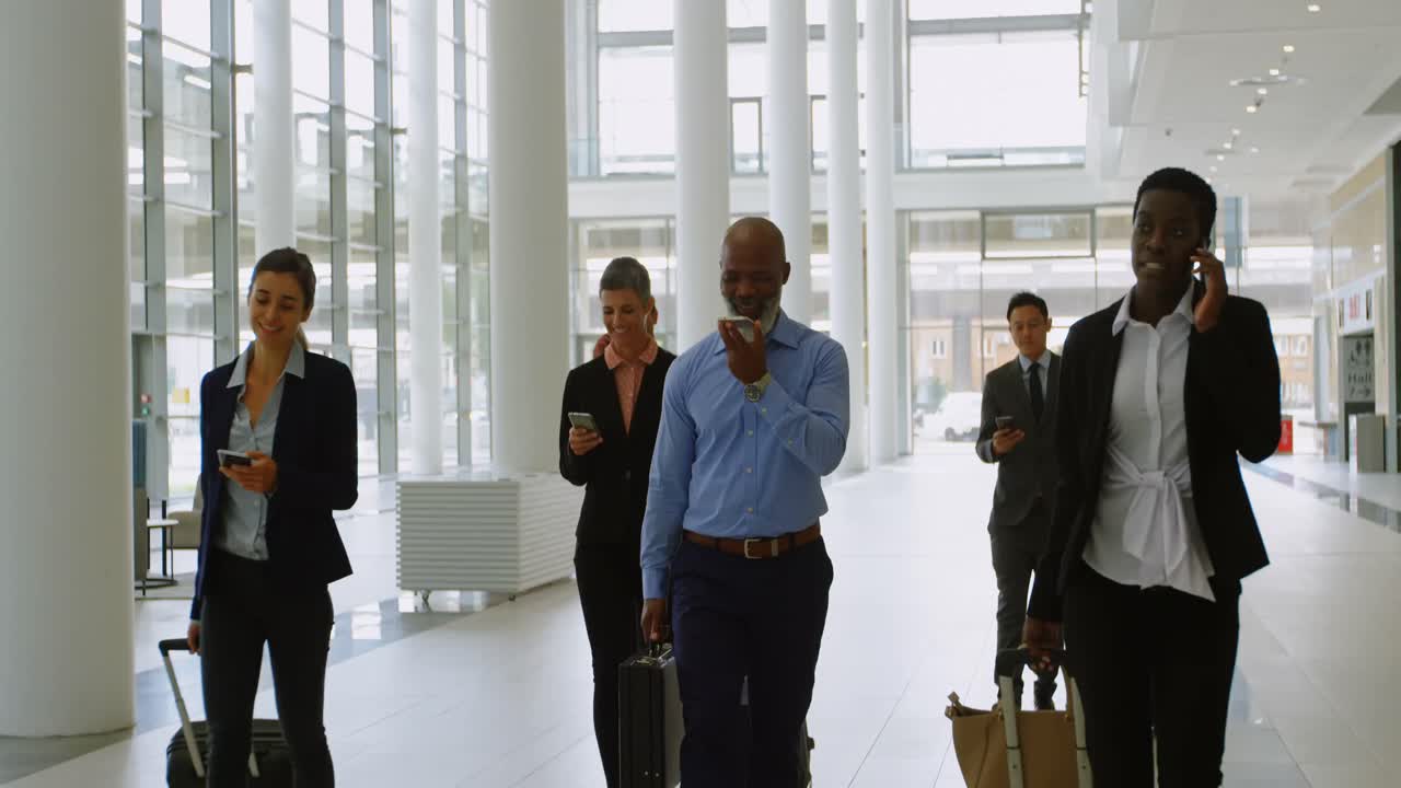 사무실 4k에서 는 동안 휴대 전화를 사용하는 가방을 가진 사업가