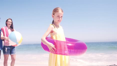 Kleines-Mädchen-Spielt-Mit-Ihren-Eltern-Am-Strand-Mit-Ihrer-Boje