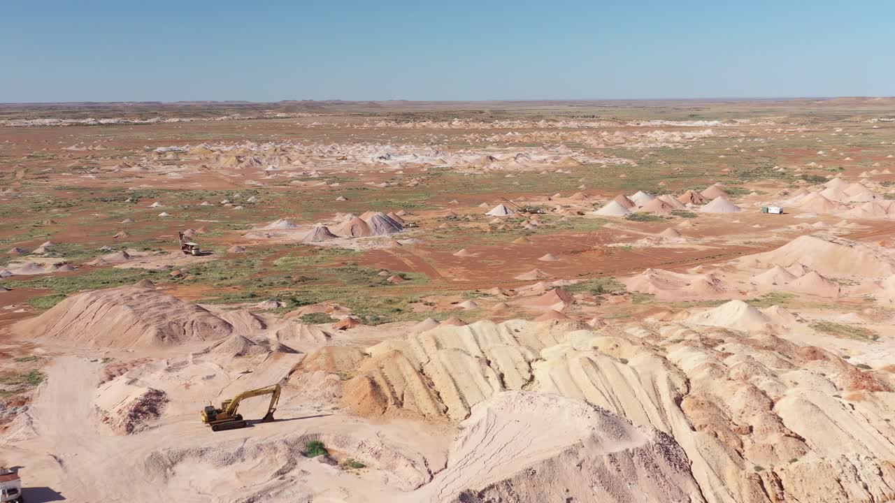 excelente toma aérea de un sitio minero de ópalo en coober pedy, sur de australia