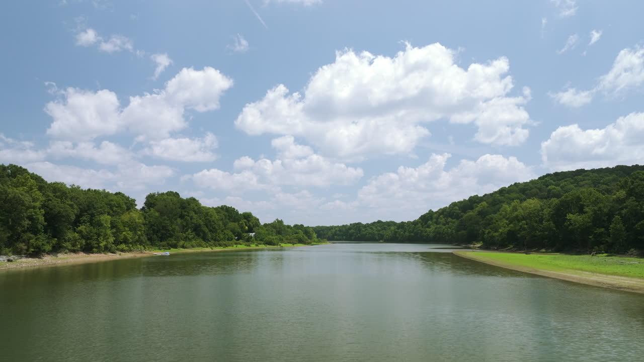 미국 아칸소 주 북서부 오자크 산맥에 있는 열대 산림이 있는 비버 호수 (beaver lake) 의 아름다운 풍경.