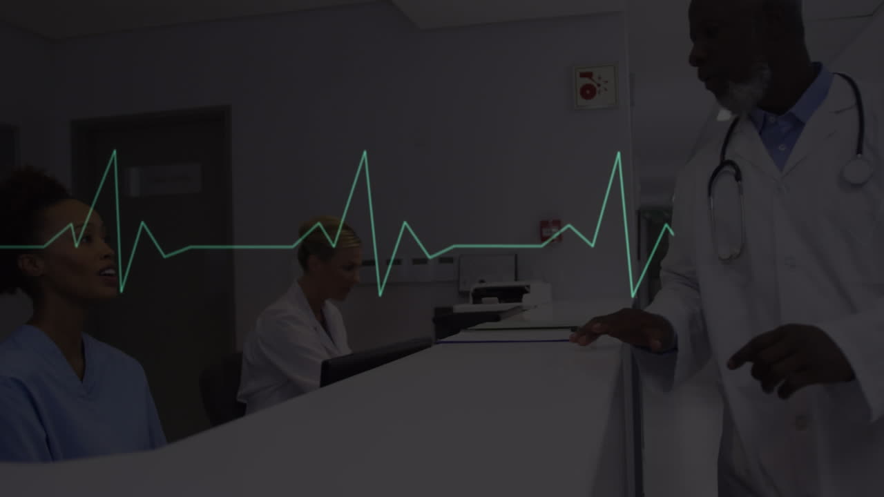 animación del procesamiento de datos médicos sobre un médico afroamericano en la recepción del hospital.