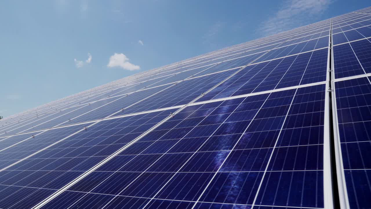 Pannelli solari fotovoltaici in una centrale elettrica. Produzione di energia alternativa sul tetto di casa.