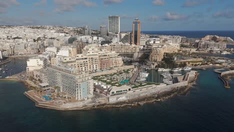 Una-Vista-Aérea-De-La-Ciudad-Costera-De-San-Julián-En-Malta-En-Una-Mañana-Soleada.