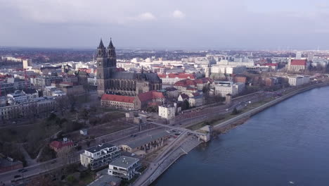 4k-Skyline-Von-Magdeburg-Mit-Elbe-Und-Dom,-Deutschland