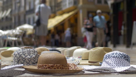 Unteransicht-Der-Sommersonnenhüte,-Die-Auf-Dem-Markt-In-Valencia,-Spanien,-Verkauft-Werden