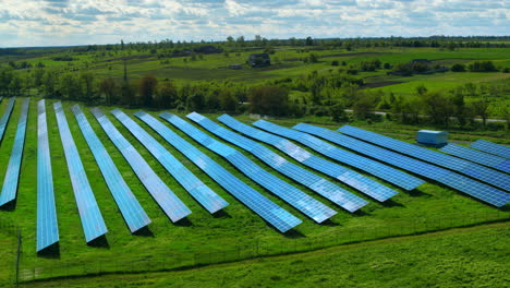 Drohne-Schoss-Blaue-Sonnenpaneelreihen-Im-Grünen-Feld.-Ökologische-Stromgeneratoren