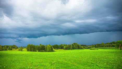 Nimbostratus-Wolken-Ziehen-In-Einer-Zeitrafferbewegung-über-Die-üppige-Grüne-Landschaft-Mit-Starkem-Regen-In-Europa