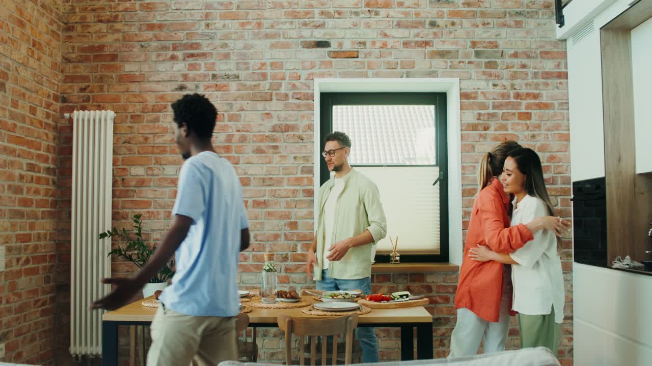 친구 들 이 함께 식사 를 즐기고 있다