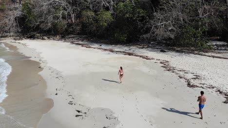 Panama-Im-Februar-Drohne-Schießt-Contadora-Island-Jungs-Zu-Fuß-Und-Nimmt-Auf-1