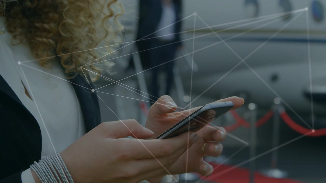 Donna d'affari che tocca lo smartphone accanto a un jet, causando lo spostamento di una sovrapposizione di rete che mostra i dati di volo.