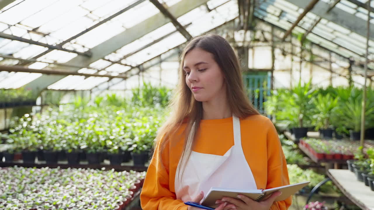 mujer trabajando en un invernadero