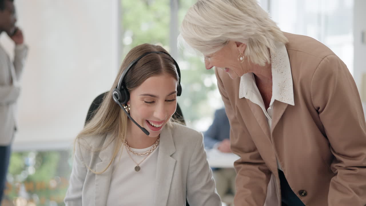 formación, consultor y gerente superior hablando con