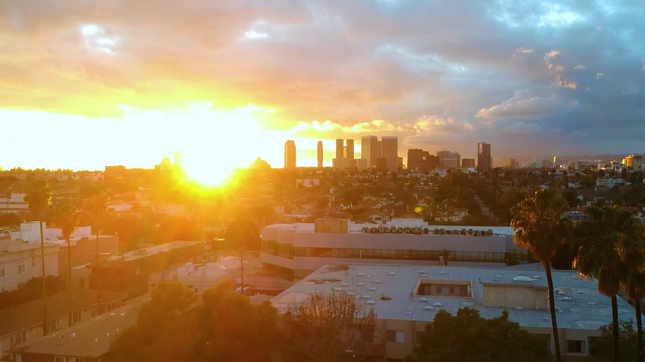 Pôr do sol aéreo incrível e colorido sobre palmeiras