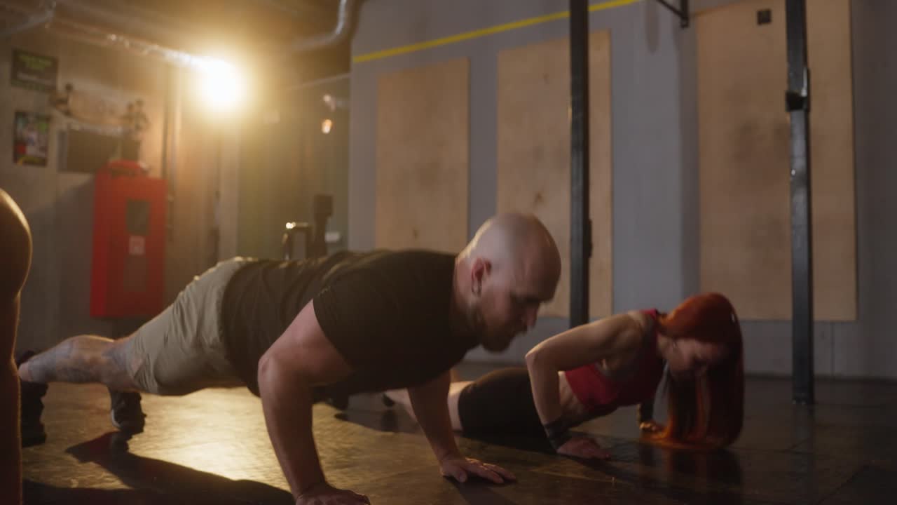 Persone che si allenano e fanno flessioni in palestra