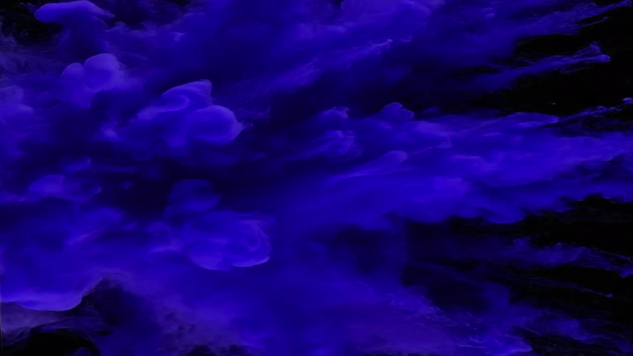 Esplosione di polvere blu vibrante su sfondo nero