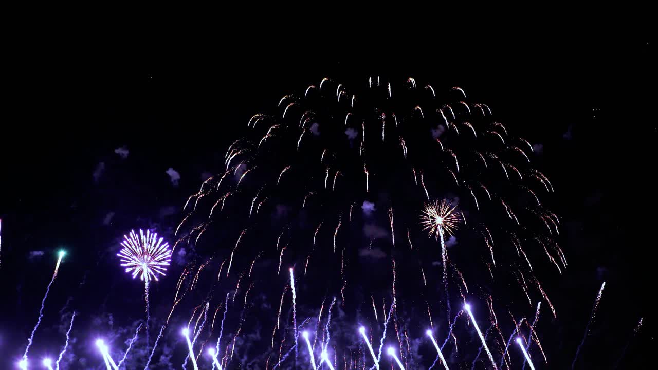 coloridos fuegos artificiales explotando en el cielo nocturno. celebraciones y eventos en colores brillantes.