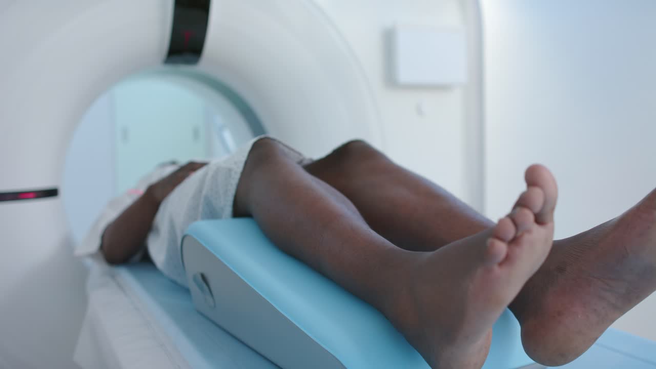 Lo scanner si sta avviando, spostando il lettino e facendo scorrere il paziente nel gantry per la scansione nella sala di radiologia