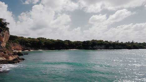 Un-Dron-Que-Explora-La-Costa-Caribeña-Descubre-Una-Playa-Aislada-Con-Cuevas