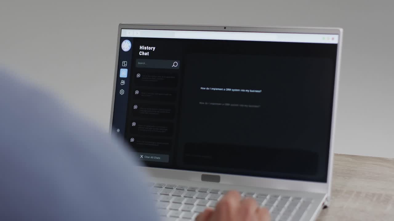 화면에 ai 채팅이 있는 노트북을 사용하는 두 인종 사업가의 비디오