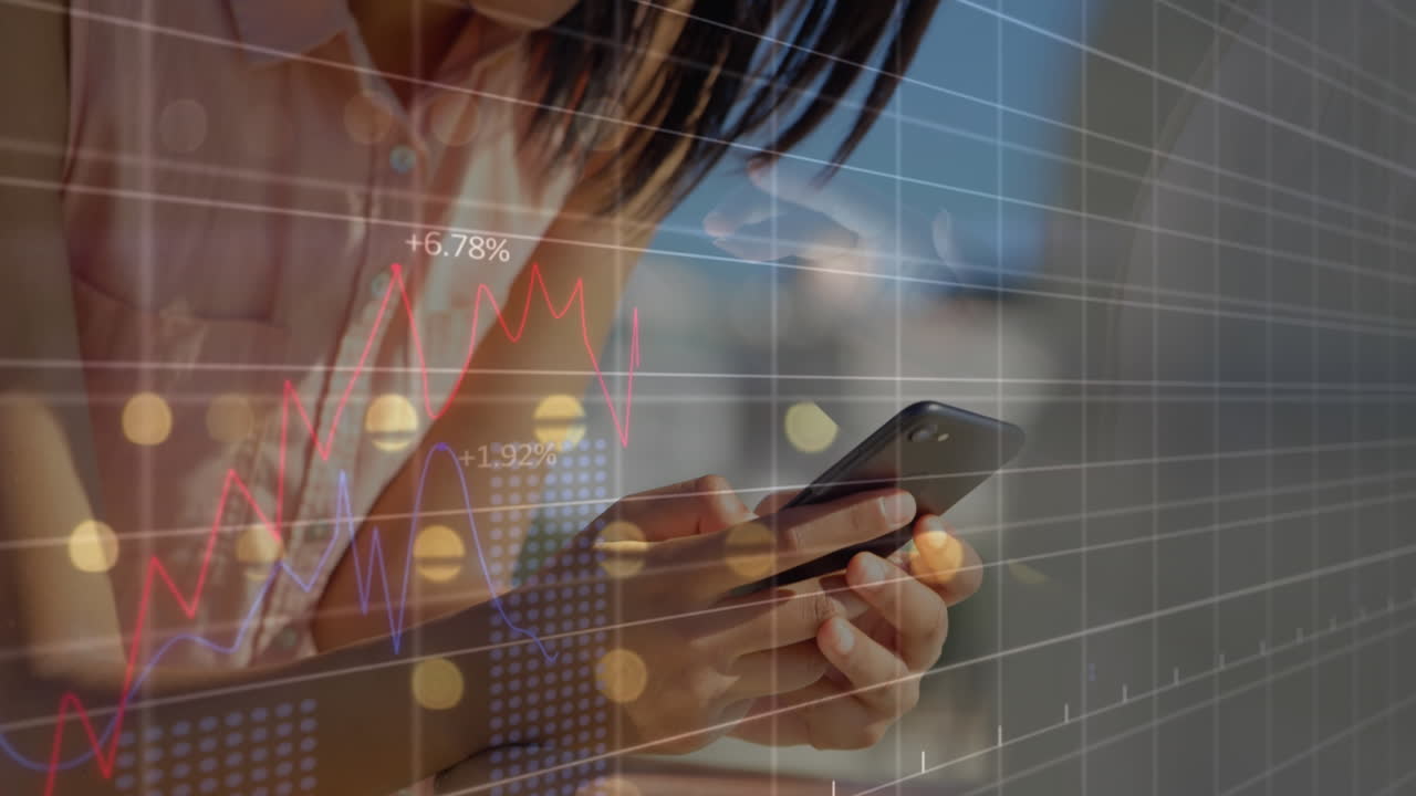 animación de múltiples gráficos con números cambiantes, mujer biracial sonriente desplazándose en el teléfono celular