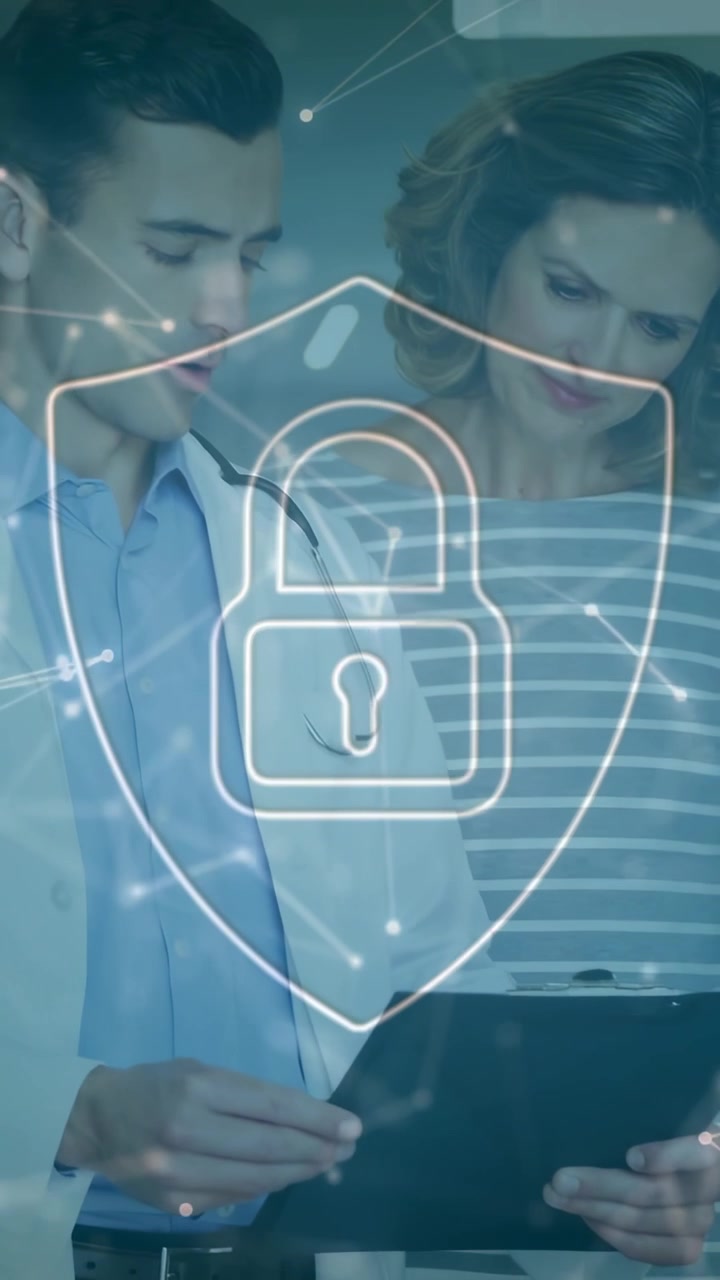 Video verticale: Paziente che tiene un tablet, mentre il dottore indica con una penna nodi di sicurezza che animano i dati.