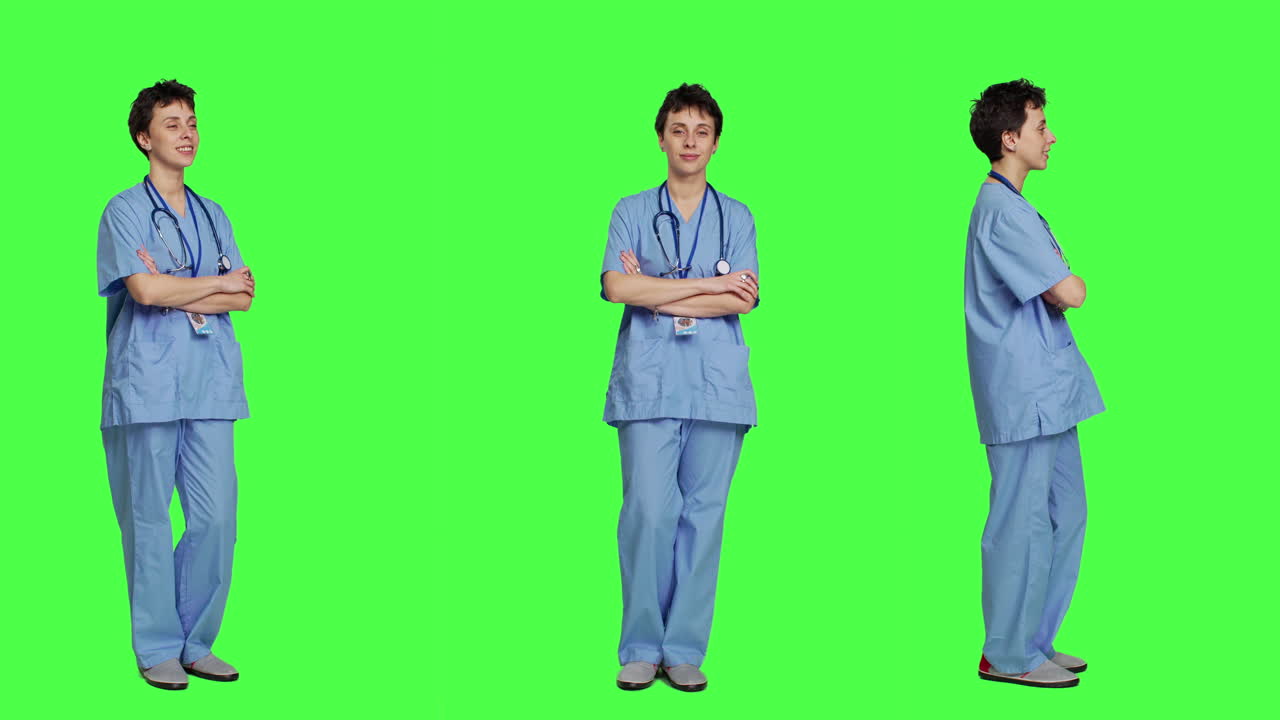 미소 짓는 의료 보좌관 의 초상화 는 팔 을 고 포즈 를 취 한다