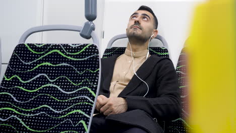 hombre durmiendo en un autobús