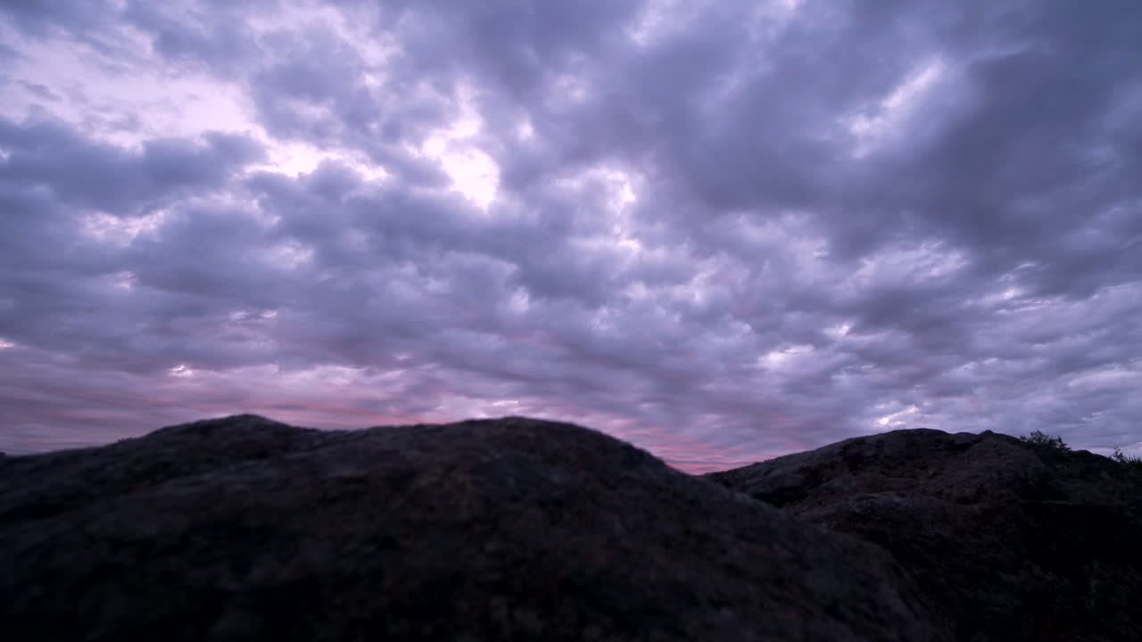 폭풍이 오고 있다, 보라색 구름 timelapse의 낮은 각도