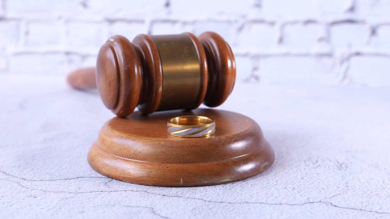 Accordo di divorzio: Martello del giudice e anello
