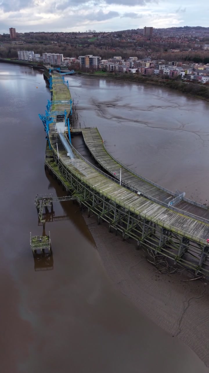 Veduta aerea dell'intera struttura di Dunston Staiths, la struttura in legno più lunga d'Europa che si protende sul fiume Tyne - Dunston, Gateshead, Inghilterra.