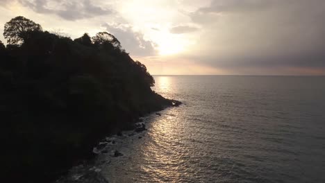 puesta de sol sobre las olas tranquilas y la costa del sur de goa, india - aero